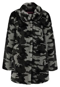 Abrigo de piel sintética en camuflaje negro y gris, con cuello de chal, textura suave y mangas largas, con corte recto y bolsillos laterales.