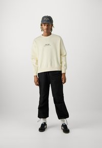Jack & Jones JORBROOKLYN GRAPHIC CREW NECK - Felpa - antique white