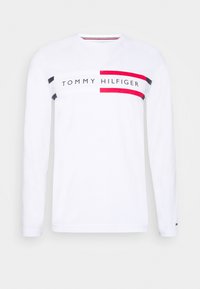 Weißes Langarm-T-Shirt mit roten und marineblauen horizontalen Streifen. Mit "TOMMY HILFIGER" in Schwarz quer über die Mitte gedruckt. Aus Baumwolle.