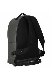 Zaino in tessuto grigio con retro in rete nera imbottita, spallacci neri regolabili e tasca laterale. Design semplice e lineare.