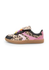 Baskets à imprimé léopard avec des accents roses et noirs, semelle en caoutchouc texturée, bande Velcro et embellissements colorés sur les lacets.