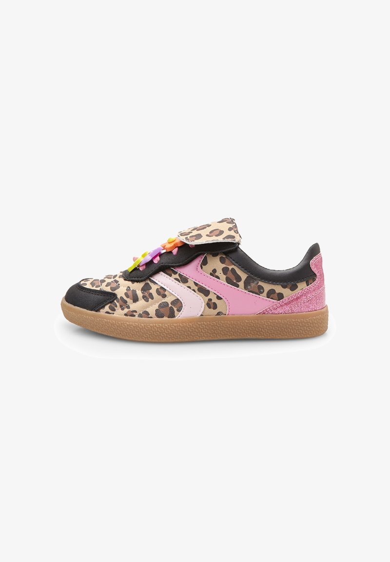 Leopardenmuster-Sneaker mit rosa und schwarzen Akzenten, strukturiertes Gummisohle, Klettverschluss und bunten Verzierungen an den Schnürsenkeln.