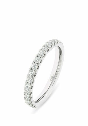 Silberner Ring mit einer Reihe rund geschliffener Diamanten entlang des Rings, auf weißem Hintergrund dargestellt.