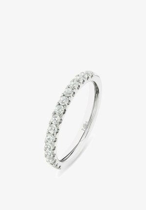 Silberner Ring mit einer Reihe rund geschliffener Diamanten entlang des Rings, auf weißem Hintergrund dargestellt.