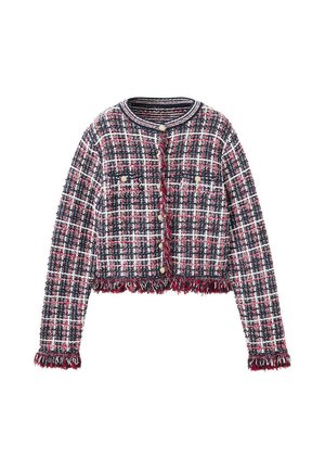 Chaqueta corta de manga larga con estampado de cuadros en negro, blanco y rojo, botones dorados, dos bolsillos delanteros y detalles de flecos en los puños y el dobladillo.
