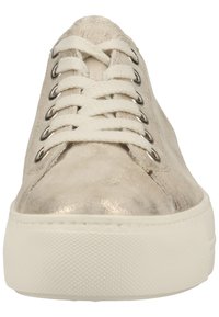 Sneakers con lacci in pelle metallizzata beige, suola in gomma bianca e fori per lacci in tonalità argento. Superficie testurizzata con una finitura liscia.