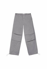 Pantalones cargo grises hechos de tela ligera, con dos grandes bolsillos frontales, cintura con cordón y puños ajustables.