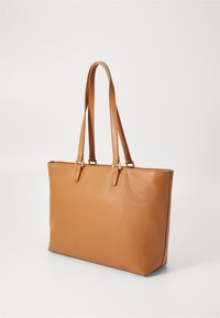 Bruine lederen tote bag met twee handvatten aan de bovenkant, rechthoekige vorm, gladde textuur en gouden accenten. De naden zijn netjes afgewerkt.