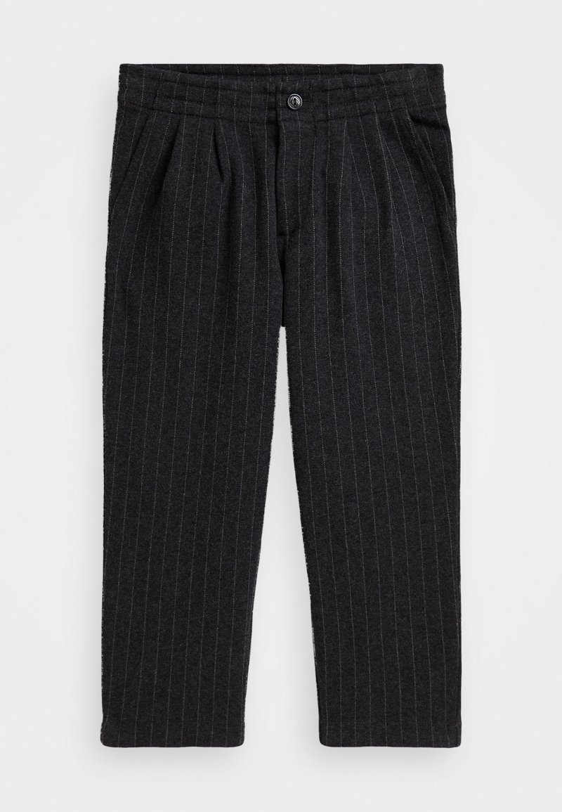 Sötétszürke nadrág, csíkos mintával, pliszírozott elülső résszel és gombos záródással. Texturált anyagból készült. Két oldalsó zseb.