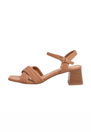 Sandalias de tacón en tono marrón con un diseño trenzado en la parte superior, punta cuadrada y un chunky heel a rayas. Correa ajustable en el tobillo con hebilla.