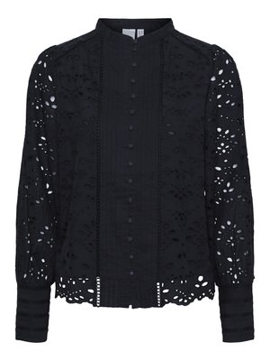 Juoda bluzelė su sudėtingais išpjautais gėlių raštais, aukštu apykaklės dizainu, mygtukų užsegimu ir tekstūruotomis rankovėmis su horizontaliomis juostelėmis.