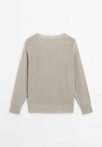 Pull en maille gris clair avec un motif texturé, à manches longues et col rond. Il présente une coupe décontractée et des bords à côtes aux hems et aux poignets.