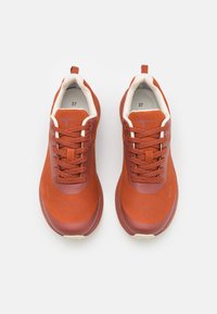 Rote Sportsneaker mit glattem, glänzendem Obermaterial, strukturierten Akzenten und gepolstertem grauem Innenfutter. Verfügt über runde Schnürsenkel und eine Lasche an der Ferse. Größe 37.