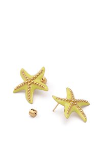 Pendientes en forma de estrella de mar en un suave amarillo pastel con acentos de cuentas en tono dorado y un acabado pulido. Incluyen una pieza trasera a juego.