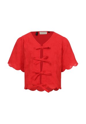 Rode blouse met korte mouwen, bloemrijke borduursels, gegolfde randen en vier strikjes aan de voorkant op een witte achtergrond.