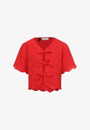 Rode blouse met korte mouwen, bloemrijke borduursels, gegolfde randen en vier strikjes aan de voorkant op een witte achtergrond.