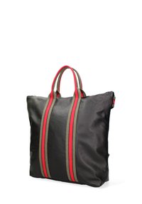 Borsa tote in pelle nera con manici a strisce rosse e verdi. Presenta una chiusura a zip e una superficie testurizzata. Design spazioso e rettangolare.