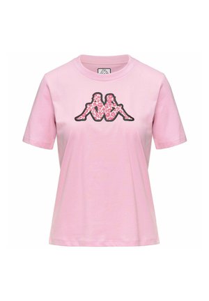 T-shirt rose clair à manches courtes avec un col rond, arborant un motif central représentant deux silhouettes assises avec un imprimé léopard rose.