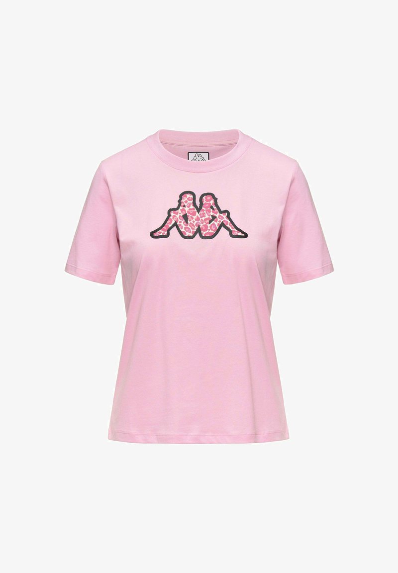T-shirt rose clair à manches courtes avec un col rond, arborant un motif central représentant deux silhouettes assises avec un imprimé léopard rose.