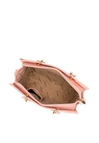 Roze synthetische handtas met gouden hardware. Het interieur heeft een merkpatroon op een tan kleurige stof. Met ritssluiting en twee zijkringen.
