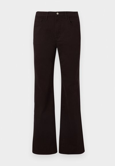 Črne visokopasne zvonaste kavbojke z sprednjim gumbom, zadrgo, zankami za pas in sprednjimi ter zadnjimi žepi na belem ozadju.