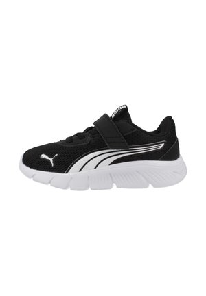 Scarpa da ginnastica atletica per bambini in bianco e nero con tomaia in mesh, suola bianca, cinturino in Velcro e logo Puma sul lato e sulla punta.