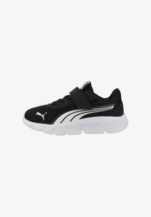 Zapatilla deportiva infantil en blanco y negro con parte superior de malla, suela blanca, cierre de velcro y logo de Puma en el lateral y la puntera.