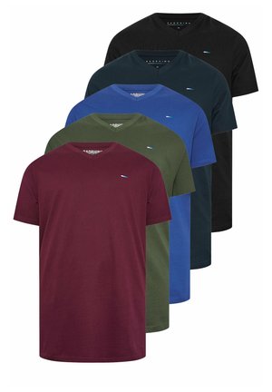 Cinque t-shirt semplici a manica corta nei colori borgogna, oliva, blu, navy e nero sono impilate, tutte con un piccolo logo sul petto.