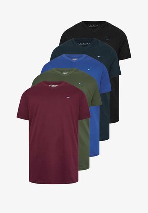 Fem ensfarvede t-shirts med korte ærmer i bordeaux, olivengrøn, blå, marineblå og sort er stablet oven på hinanden, alle med et lille logo på brystet.