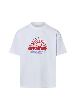 Weißes T-Shirt mit kurzen Ärmeln mit roter Sonnengrafik und "another" Text sowie kleinem blauen Text darunter auf der Brust.