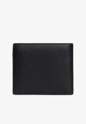 Schwarze Strukturleder-Bifold-Geldbörse mit sichtbaren Nähten an den Kanten, geschlossen dargestellt vor einem schlichten weißen Hintergrund.