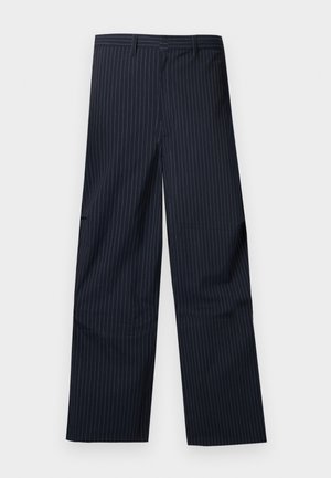 Pantaloni a gamba larga blu navy a righe sottili con passanti per cintura, tasche frontali e orlo dritto su uno sfondo semplice.