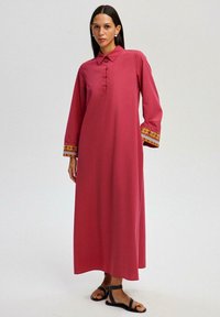 Touché Privé EMBROIDERED SLEEVE - Tričkové šaty - fuchsia