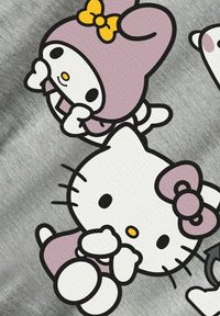 Hello Kitty grafika, kurioje pavaizduota balta katė su rožine kaspinu ir personažas violetiniu kostiumu su geltonu kaspinu, prieš pilką foną.