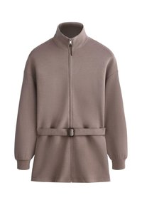 Pitkähihainen taupe-värinen takki, jossa korkea kaulus, etuvetoketju, säädettävä vyö soljella ja istuvat hihansuut valkoisella taustalla.