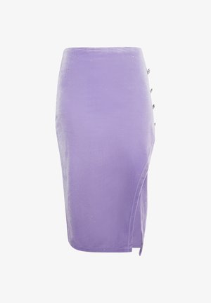 Lilla velours knælang nederdel med en sideslids, der har fem dekorative sølvknapper langs venstre side. Glat tekstur og tætsiddende design.