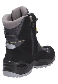 Zwarte suède en textiel enkelboots met een rits, grijze accenten, gele stiksels en een robuuste rubberen zool, ontworpen voor duurzaamheid en ondersteuning.