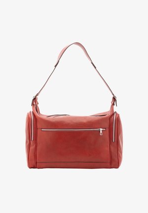 Sac de sport en cuir rouge avec une bandoulière amovible, deux poches zippées à l'avant et une texture lisse. Présente une forme rectangulaire structurée.