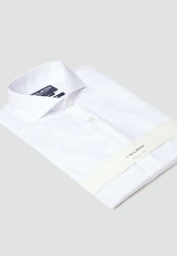 Camisa blanca de algodón suave, con un cuello clásico, cierre de un solo botón y una cinta de tela con logo alrededor de los puños.