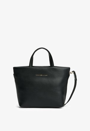 Schwarze Leder-Totetasche mit zwei kurzen Griffen, einem abnehmbaren Schultergurt und geprägtem goldenen Logo auf der Vorderseite. Strukturierte Oberfläche.