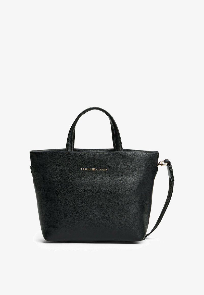 Zwarte leren tote bag met twee korte handvatten, een afneembare schouderriem en een geëmbosserd goudkleurig logo aan de voorkant. Gevoelige textuur.