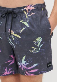 Tmavomodré plavky s farebným kvetinovým vzorom v ružovej, zelenej a žltej farbe. Obsahujú elastický pás s šnúrkou a bočné vrecká.