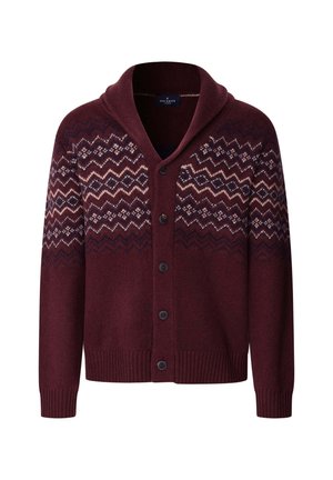 Cardigan en laine bordeaux avec un grand col châle, présentant un motif géométrique en crème et bleu marine, cinq boutons noirs et des poignets côtelés.