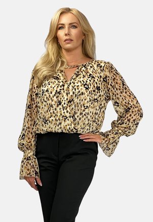 Bluzka w leopardzie w lekkej, przezroczystej tkaninie; posiada długie, balonowe rękawy z elastycznymi mankietami oraz marszczony dekolt.