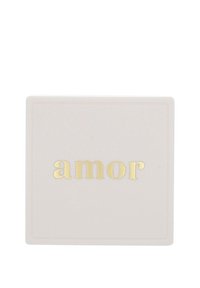 Scatola quadrata color rosa blush con una texture liscia, caratterizzata dalla parola "amor" in lettere dorate in grassetto. Design semplice, senza grafiche aggiuntive.