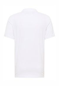 Vit pikétröja, korta ärmar, bomullsmaterial, klassisk krage, slät textur, enkel design, inga synliga logotyper eller mönster.