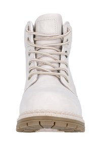 Botín de cuero blanco hasta el tobillo con punta redonda, cordones en la parte frontal, ojales de metal y suela de goma beige con un patrón de textura en la banda de rodadura.