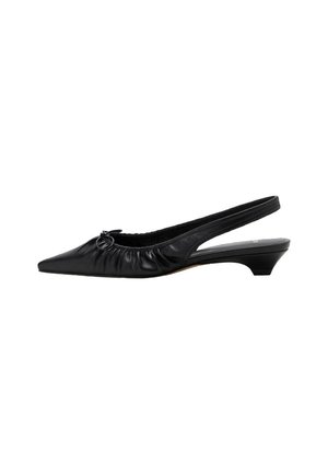 Scarpa slingback in pelle nera con punta affilata, dettagli arricciati e tacco basso. Texture liscia e design minimalista.