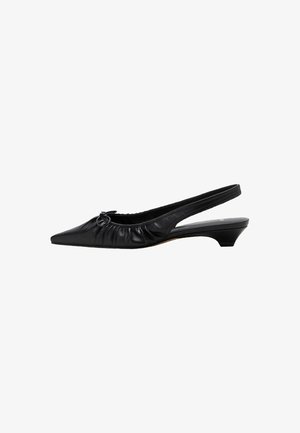 Chaussure slingback en cuir noir avec un bout pointu, des détails froncés et un petit talon. Texture lisse et design minimaliste.