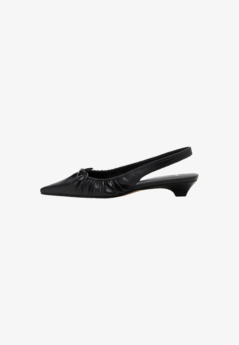 Pantofii slingback din piele neagră, cu vârf ascuțit, detalii gathered și toc mic. Textură netedă și design minimal.